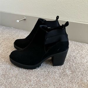 Cute booties! Super comfortable, easy to put on and off!